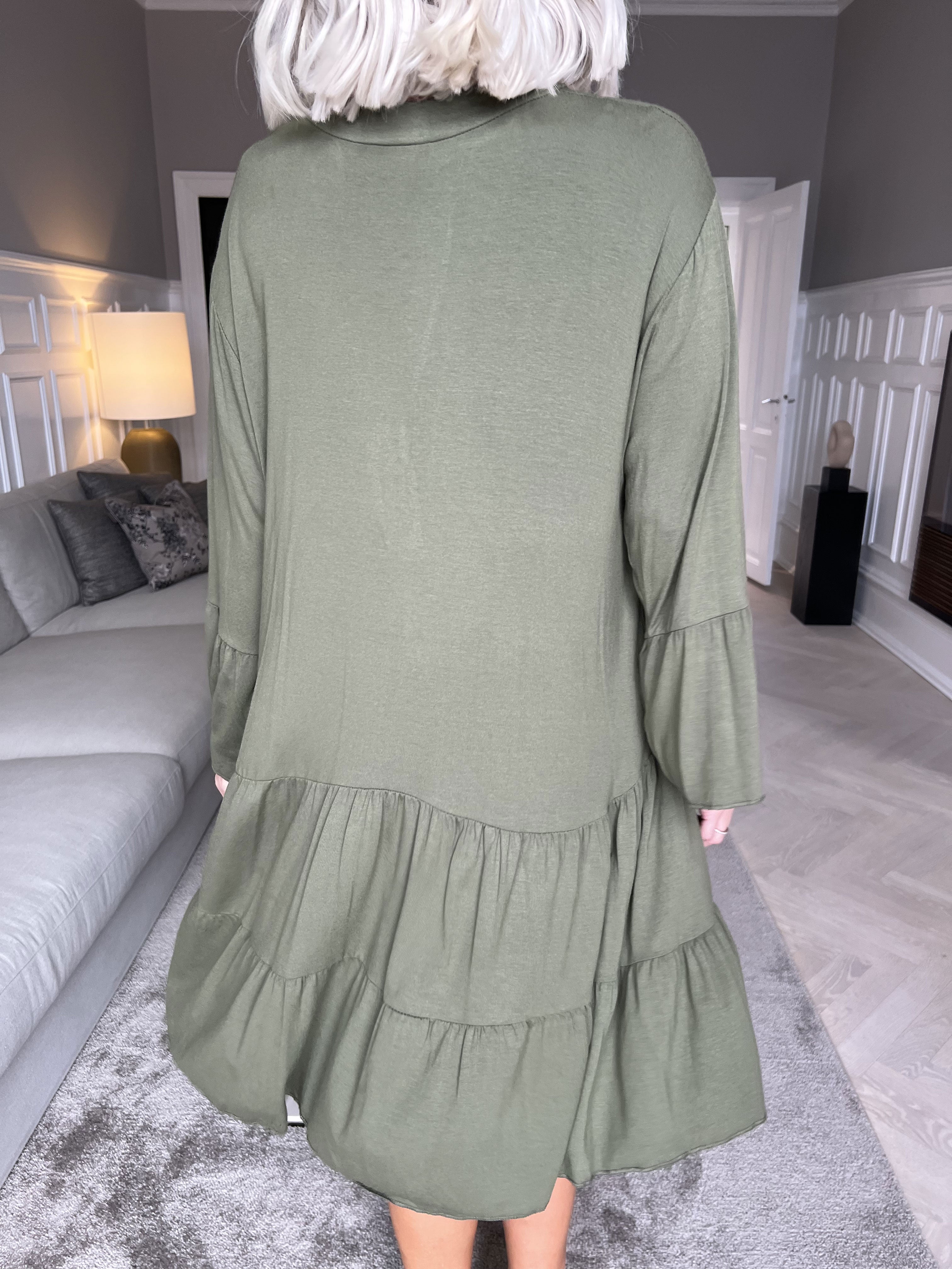 Pauline Plain - Klänning med v-ringning och liten volangkjol